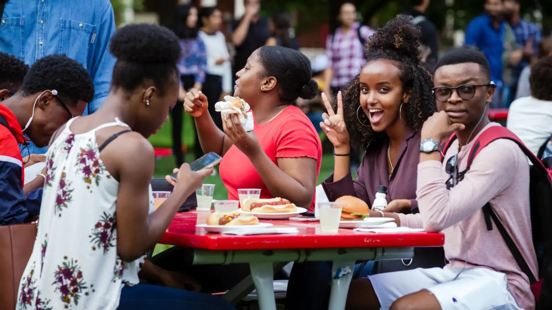 Étudiants du CUAD réunis autour d’une table sur le campus